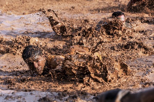 人在泥潭中挣扎的照片图片
