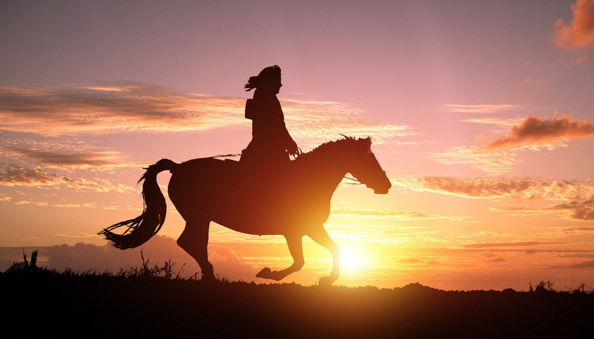 女人骑马草原飞奔图片图片