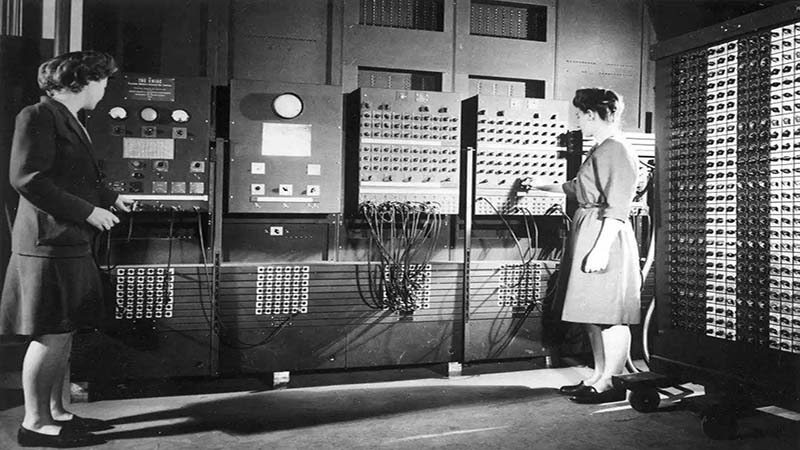 第一台电子计算机的发明人是美国人莫克利和艾克特,计算机的名字叫