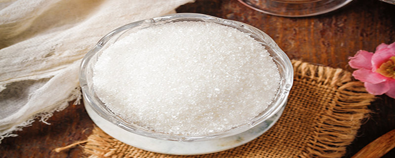 果葡糖浆大多是无色透明的液体形态,白砂糖则是白色的结晶状物体