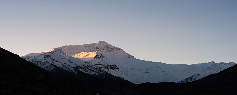 珠穆朗玛峰山脉的海拔大约是多少米