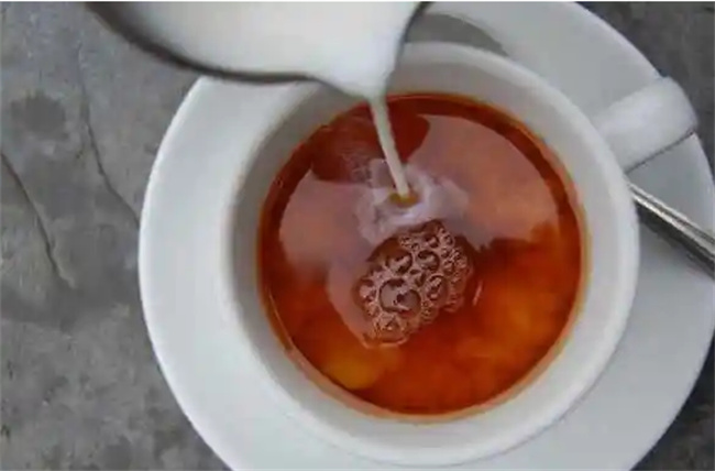 红茶不宜加奶饮用的原因