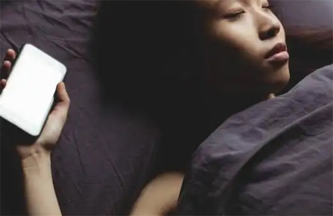 晚上手机放在床头会对头部有影响吗