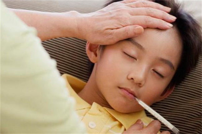 孩子发高烧的时候，父母有什么急救的方法？