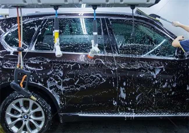 汽车贴膜几天后能洗车