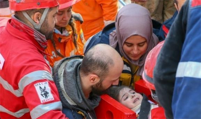 土耳其数名儿童被困超130小时后获救  生命奇迹上演？