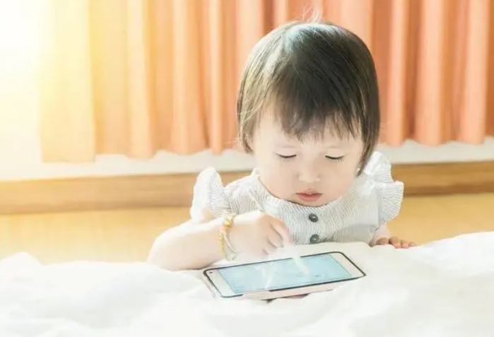 孩子总爱玩手机、刷视频，伤害大吗？后果比家长想象中的还要严重