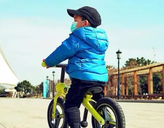 骑平衡车前需要教宝宝躲避障碍物以及刹车