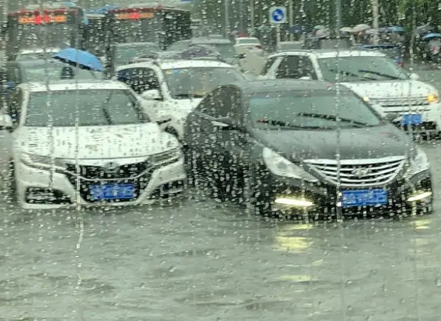 直击京津冀强降雨局地山洪暴发警示：学生老人和小孩更要注意安全