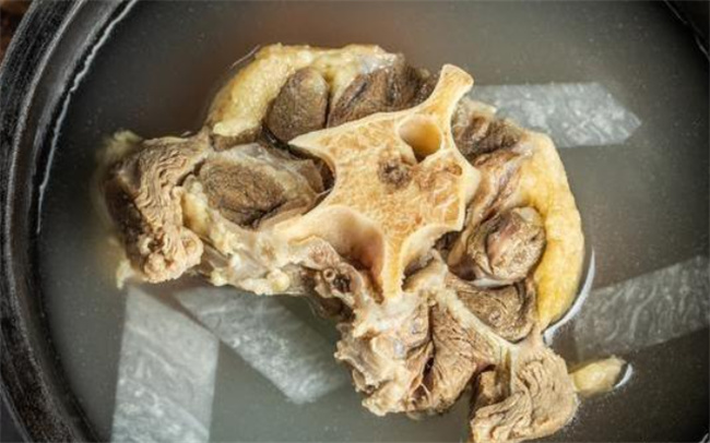 家常煮牛骨头的正确方法，牛骨头汤里放什么食材好
