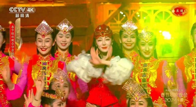 迪丽热巴春晚跳舞摔跤了 迪丽热巴为何受欢迎