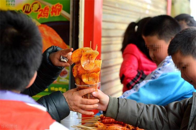 孩子偷偷买了学校门口的烤香肠怎么办