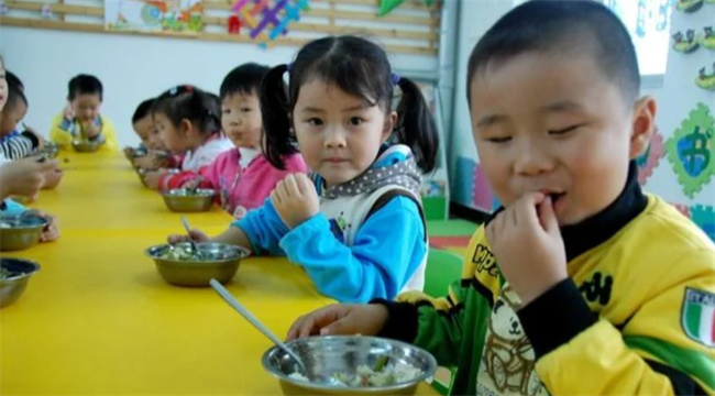 孩子不能适应在幼儿园吃饭怎么办呢