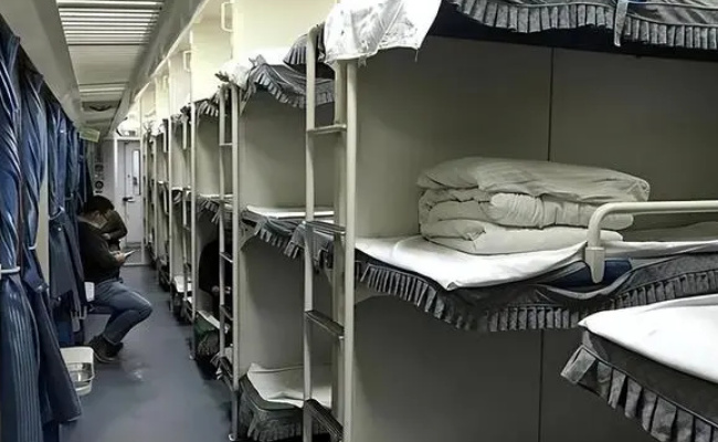 年轻人卧铺挂帘老人没地坐，硬卧下铺别人到底能不能坐