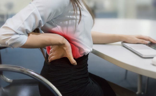 久坐腰部酸痛，哪些简单动作可以缓解