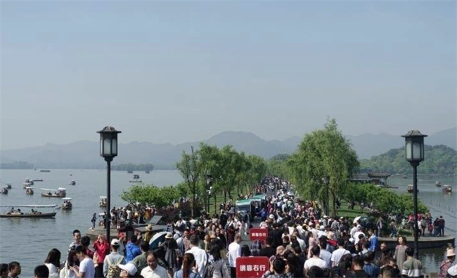 五一的杭州西湖开启人从众模式，在景区应该注意什么
