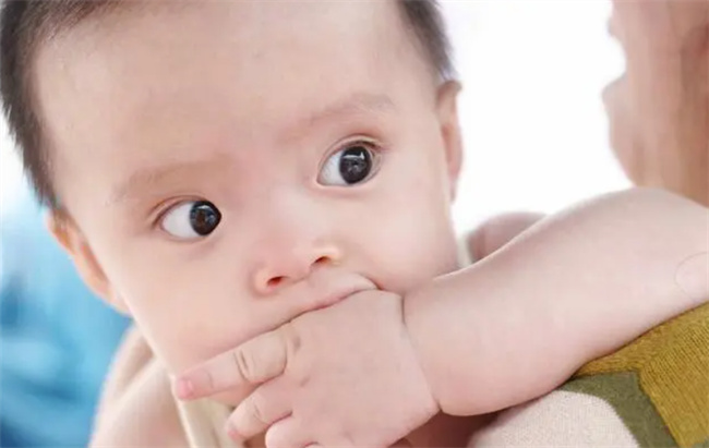 孩子爱吃手指头怎么办