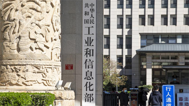 适度超前布局，建设5G、数据中心等新型信息基础设施