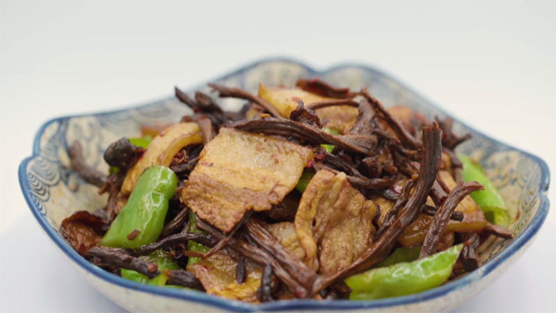 茶树菇干锅五花肉的做法 