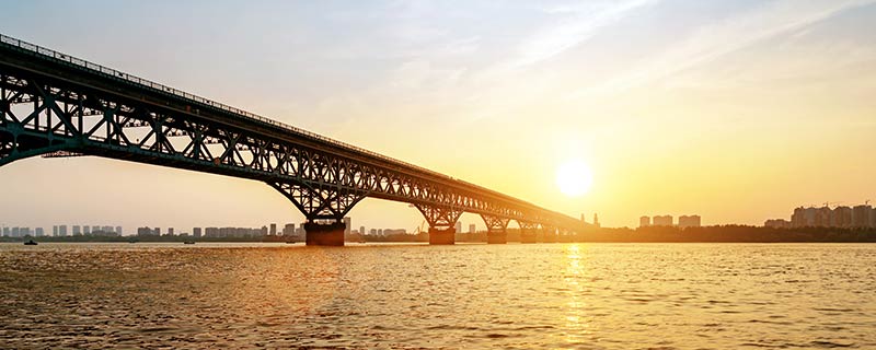 中国第一座自行设计和建造的长江大桥是