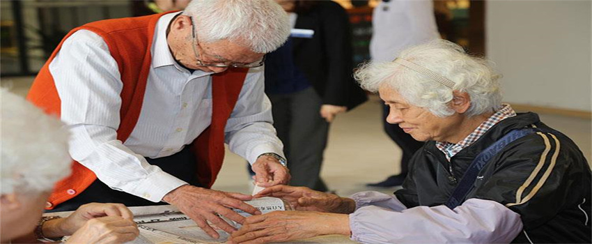 老人年迈进养老院的好处与坏处？