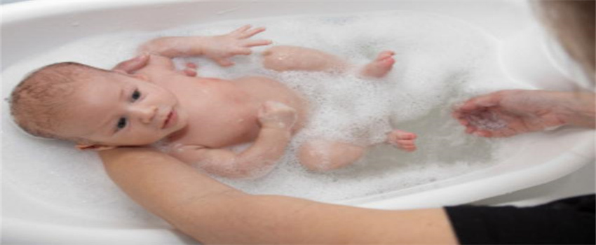 给新生儿洗澡需要注意什么