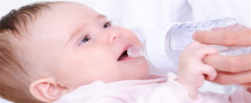 如何教宝宝用杯子喝水