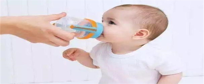 宝宝几岁可以自己用吸管杯喝水