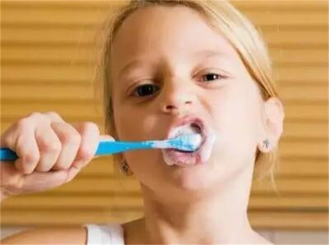 宝宝刷牙吞咽牙膏怎么办