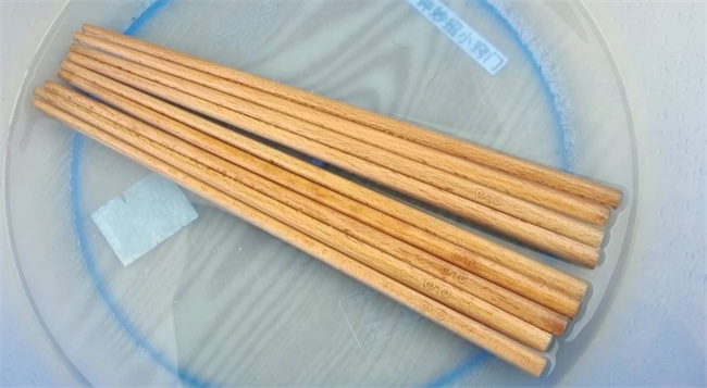 用清水洗筷子等于吃细菌