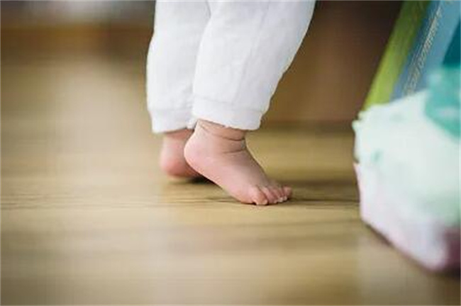 宝宝踮脚尖走路正常吗