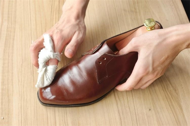 日常保养：皮鞋湿了如何防止发霉