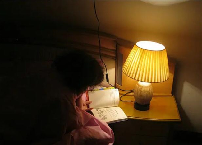 孩子看书用多大的灯