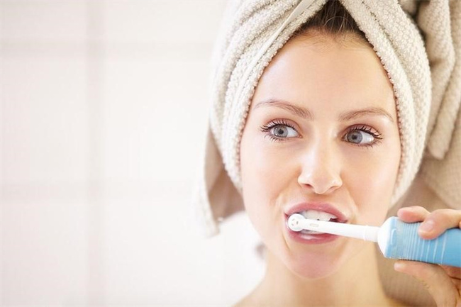 刷牙前用牙刷沾水？教你正确刷牙方法 
