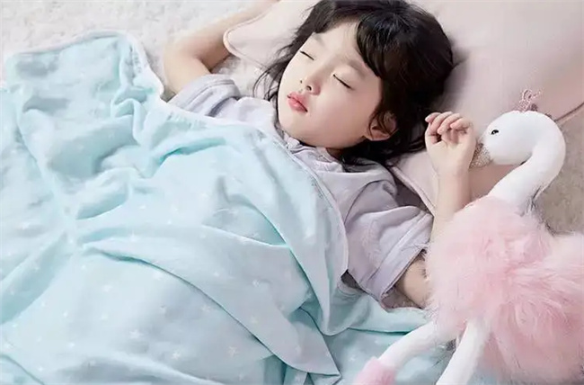 宝宝睡觉起床眼皮肿的原因是什么