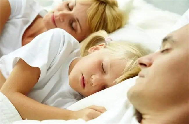 孩子多大适合和父母分开睡