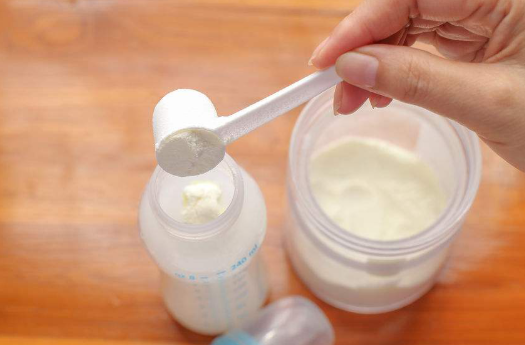 给宝宝冲泡奶粉时怎么样防止结块？