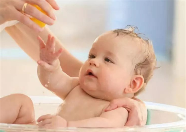 新生儿宝宝怎样洗澡？