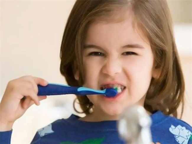 孩子多大刷牙合适