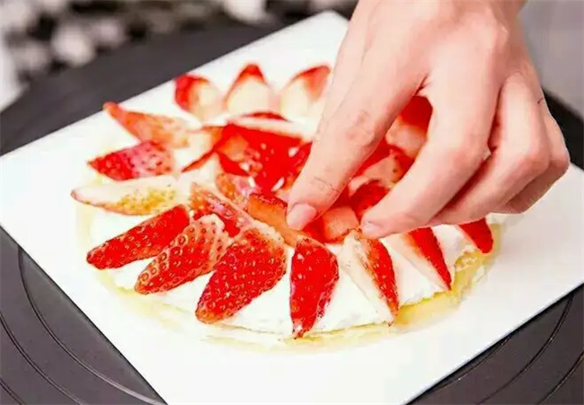 孩子爱吃的草莓蛋糕如何制作