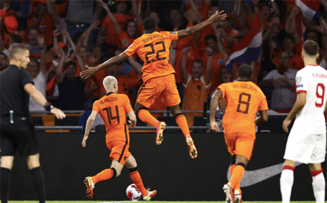 荷兰和美国的历史成绩足球（荷兰更加优秀）