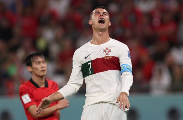 葡萄牙1-2不敌韩国(韩国球迷疯狂嘲讽C罗)