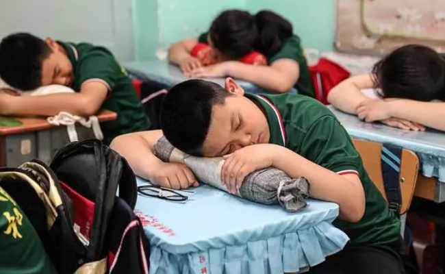 代表建议在中小学推行趴睡变躺睡 趴着睡有哪些影响？