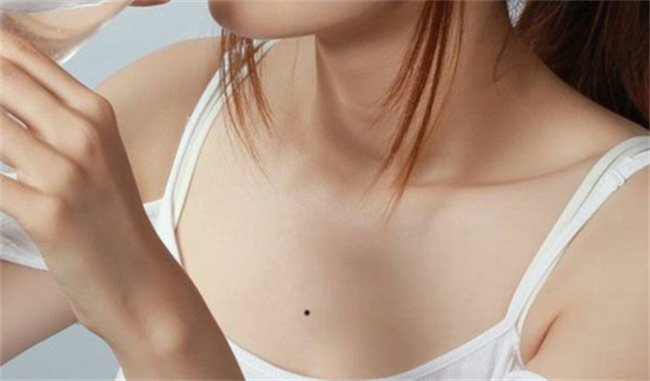 女人胸前有痣代表什么意思