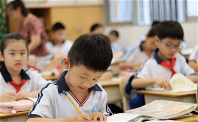 为什么有些孩子在小学时成绩优秀 到初中就开始出现问题