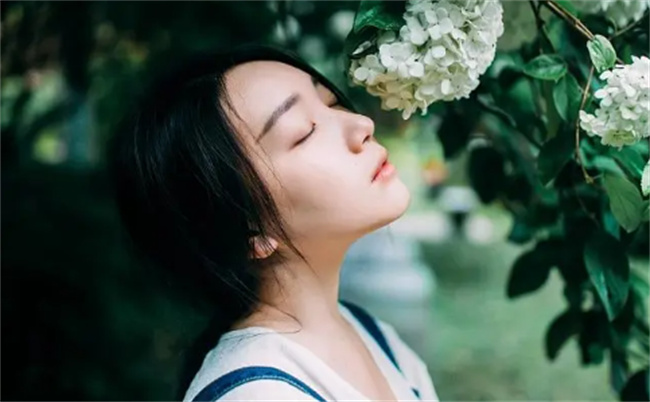 女人右腿膝盖有痣代表什么