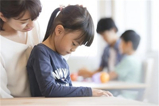 孩子东西总被抢是帮娃夺过来还是不管他