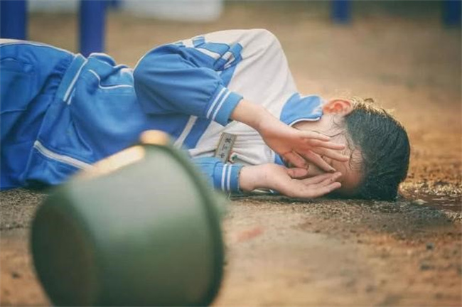 为啥娃在学校总被人霸凌呢