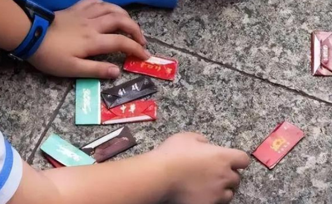 小学生打烟牌该不该禁