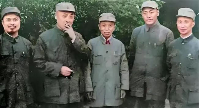 大将粟裕的政委为何无人有军衔呢